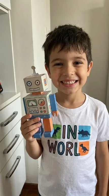 Niño feliz con su juguete de papel armado