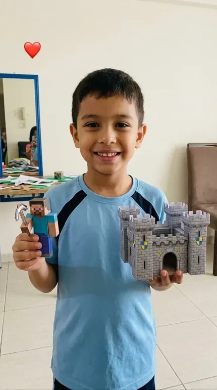 Niño con personaje Steve y castillo de papel 3D